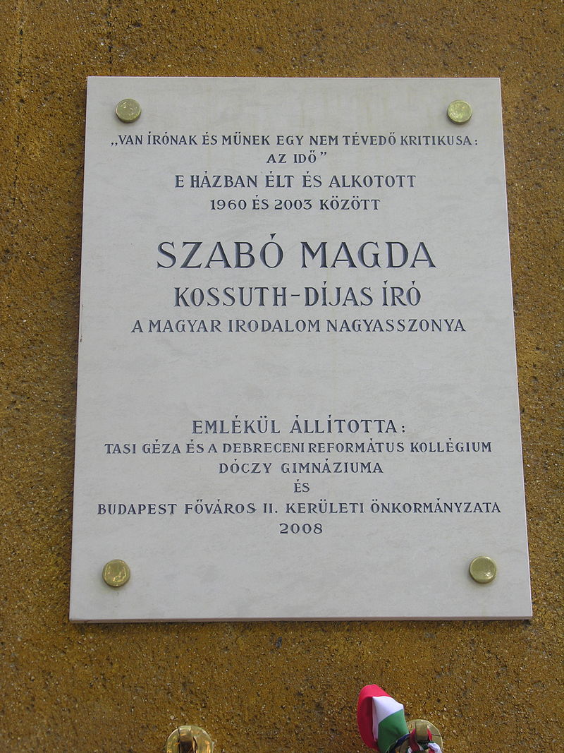 Szabó Magda emléktáblája egykori lakhelyén, a budapesti Júlia utca 3. szám alatt